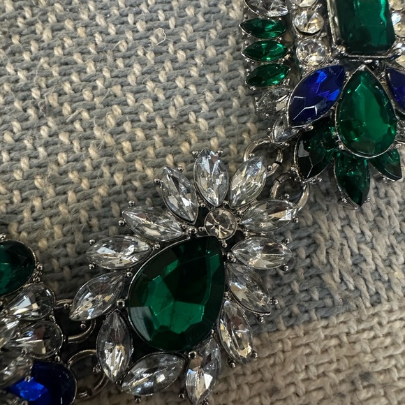 Elegant Silver and Green Statement Necklace - Picture 6 of 9